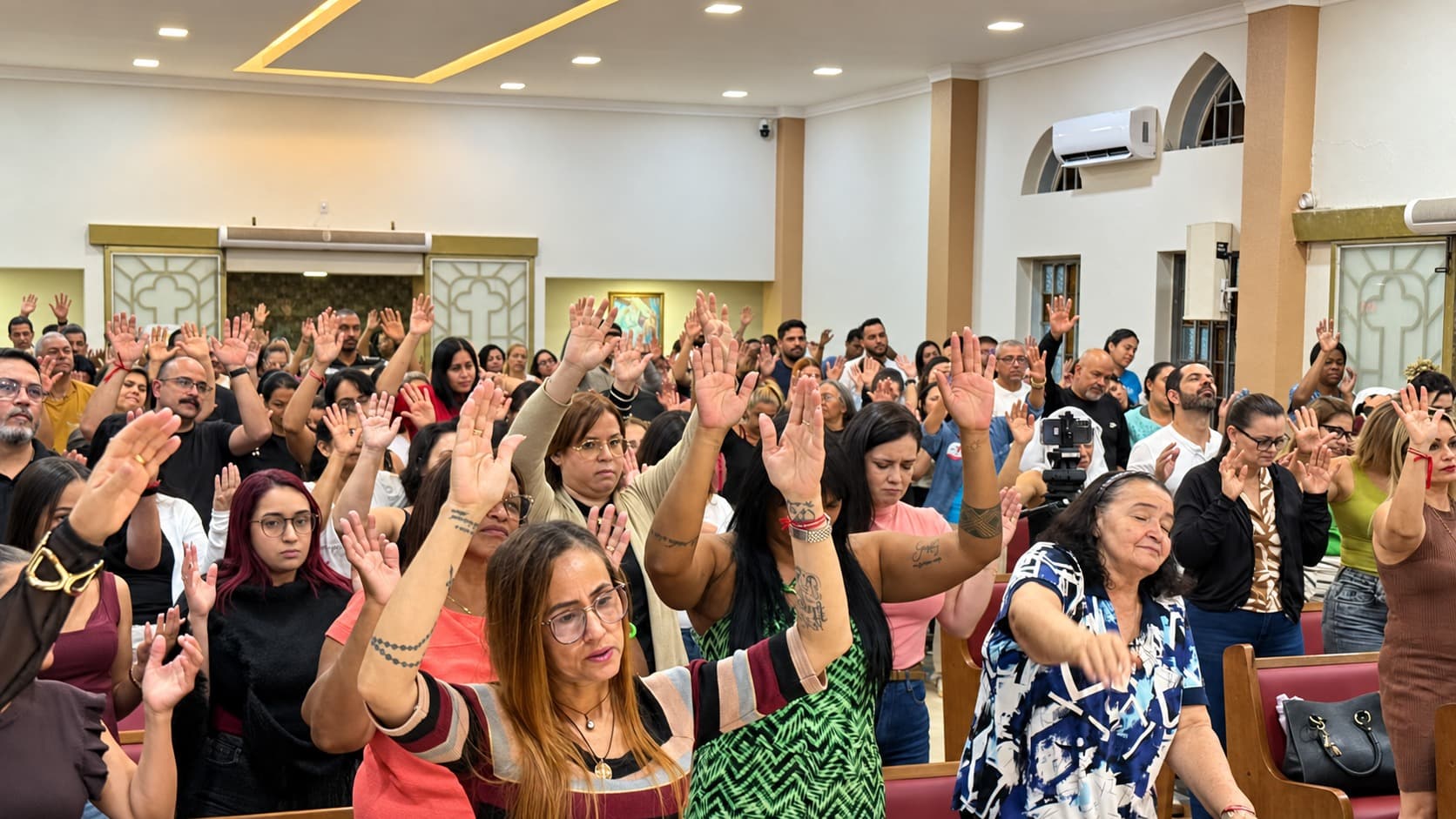Comunidade reunida em oração na Catedral