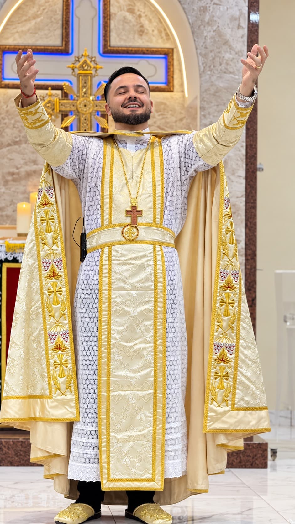 Padre Caio durante uma celebração na Catedral