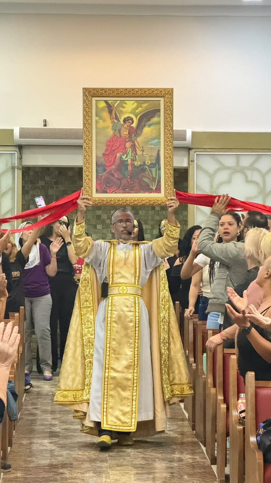 Padre Moisés durante a celebração de São Miguel Arcanjo